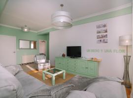 Encantadora y cálida cerca de Vigo by CABANA Rentals, hotel em Mos