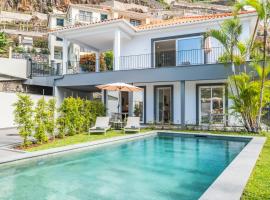 Modern Apartment Steps From Beach, hotel in Ponta do Sol