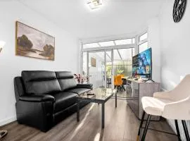 Marcot House Modern 5 bedroom house Solihull 10 mins drive from bhx & nec private off road parking