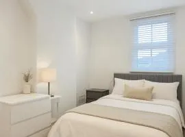 Modern, Central Windsor Retreat, Free Parking