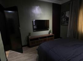 Sage Sanctuary，Sagisa的有停車位的飯店