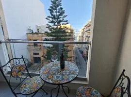 The Exchange - Designer apartment in St Paul's Bay with side sea view, 300 metres away from beach