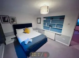Carden Hill House - 4 Bedrooms - Sleeps 9 - Free Parking - Games Room - Ideal for Contractors, Families and Large Groups