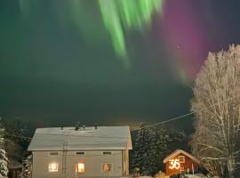Rooms in a big wooden home, homestay, hôtel à Muonio