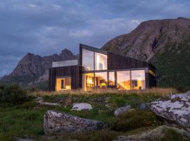 Hoda Cabin - Luxury lodge with jacuzzi and sauna, hotel di Lyngværet