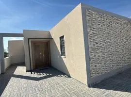 Villa neuve avec une grande terrasse