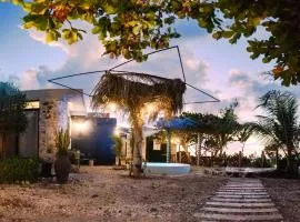 Habitación, balcón frente al mar y alberca