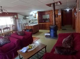 Casa a pasos del Centro de Dalcahue, hotel a Dalcahue