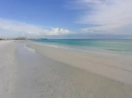 2BR Renovated Siesta Key Condo, beach and pool access