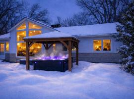 Private Lakehouse Getaway Hot Tub on the Water, Hotel in Waubaushene