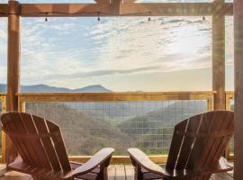 50 MILE VIEW of the Smokies! Sleeps 8 pool hot tub wifi, hotel di Sevierville