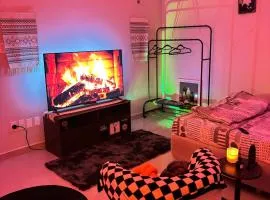 استوديو مميز بأثاث مريح