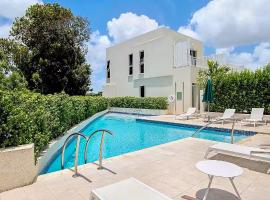 Garden View 1BR Condo & Pool NR Beaches & Dining, hotell i Christ Church