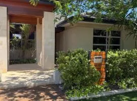 15 Luxury Exec Living Outdoor Oasis 4BR & Parking