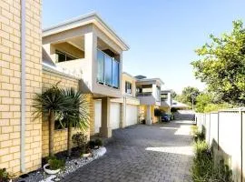 2 Executive Coastal Stay Modern 4BR Near the Shore