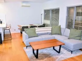 2 Executive Coastal Stay Modern 4BR Near the Shore