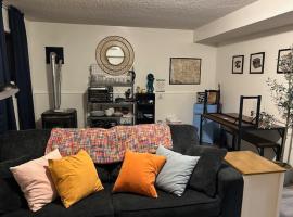 Cozy East County Jewel, hotel di Portland