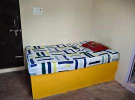 MITHRA SINGLE room, hotel em Khammam