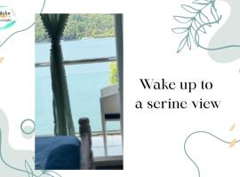 GikiJoy Riverfront Grand, hotel i Siolim