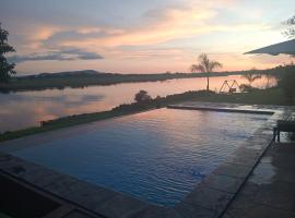 Enjoy camping in our beautiful paradise! Camp along the Zambezi River - Enjoy Game & Canoeing Safaris as well as Boat Cruises & Fishing - Starlink Internet & Backup available, hôtel à Chirundu