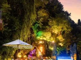 Zhangjiajie Shisuji Hotel-Zhangjiajie National Forest Park,Avatar Scenic Area,East Gate, only 5 minute walk, free airport,Railway Station shuttle, English-speaking butler itinerary planning, floor heating, Western restaurant, cave exploration, cave bar