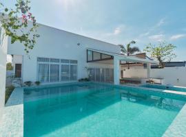 Alesea Baroro, La Union, Private Modern Villa with Pool, Jacuzzi, Beachfront View, hotel in Balio