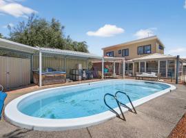 Coastal 2-Bed Home with Pool, Hotel in Safety Bay