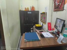 Hotel O Crown Guest House, מלון בJādabpur