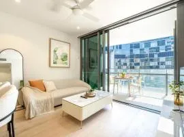 Queens Wharf City Charm w/ Balcony Views - LV 15 - Apartment