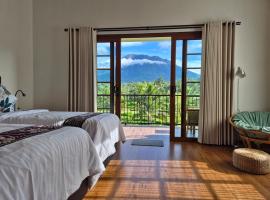 A Calm Spacious Cottage with Mount Agung View, hôtel à Selat