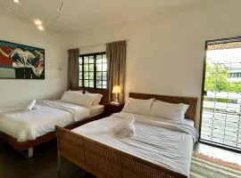 Cozy Super King Bed with Balcony SharedBungalow PJ