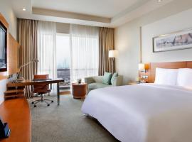 Holiday Inn Shanghai Pudong Kangqiao by IHG - Free shuttle bus to Disney land, Ins Swimming Pool, kh&aacute;ch sạn Holiday Inn ở Thượng Hải
