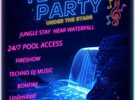 Waterfall Camping A Hidden Paradise near Rishikesh: Rishīkesh şehrinde bir glamping noktası