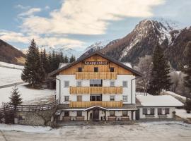 Apartments Knappenhof Pfitsch - with Swimming Pool, hotel en Val di Vizze