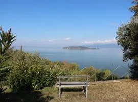 Villa Melissa with a pool in the tranquility of the hills with a view of Lake Trasimeno