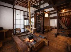 囲炉裏のある築100年の一棟貸し古民家で昔の暮らし体験