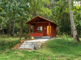 StayVista at Jims Farmstay with Pool, Pet-friendly, hotel em Halgūr