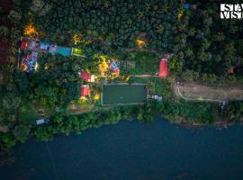 StayVista at Jims Farmstay By the River & Swimming Pool, hotel sa Halgūr