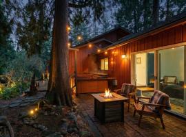 Mid-Century Zen Retreat with Hot Tub & BBQ, hotel in Gresham