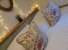 Delightful cosy shepherd's hut at Victorian Station