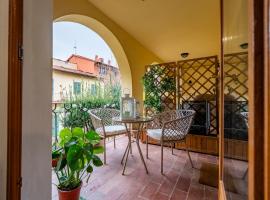 Elena's Apt with Lodge, near the Center, cabin in Florence