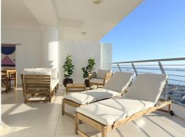 Breathtaking Sea and Marina View City Center 2 bdr, hotelli Larnakassa