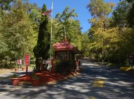 Scotrun Camping Resort Deluxe Park Model 4