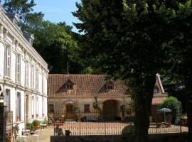 Les gîtes du château du Gros Tison, Hotel in Thiembronne