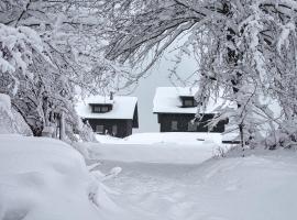 Anielskie Wzgórze Domek z Widokiem & Kuźnia Skarbów, hotel i Mokre