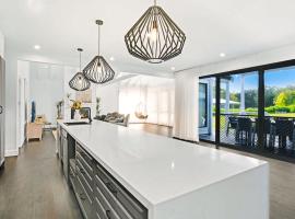 Homestead on Fennell - Fresh Eggs, Farm & BBQ Fun, hotel in Toronto