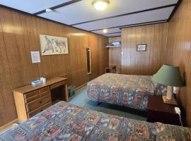 Black Cat Guest Ranch, hotel in Brule Mines