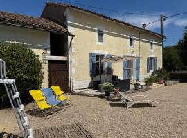 Les Volets Bleus, Hotel in Saint-Saviol