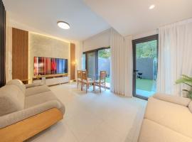 Townhouse in Aljada - Maid Room - Private Garden, villa en Sharjah Intl