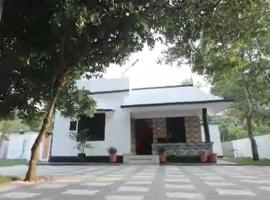 Adam house, Near Kappil Beach, Varkala, Kerala, hotel di Kappil